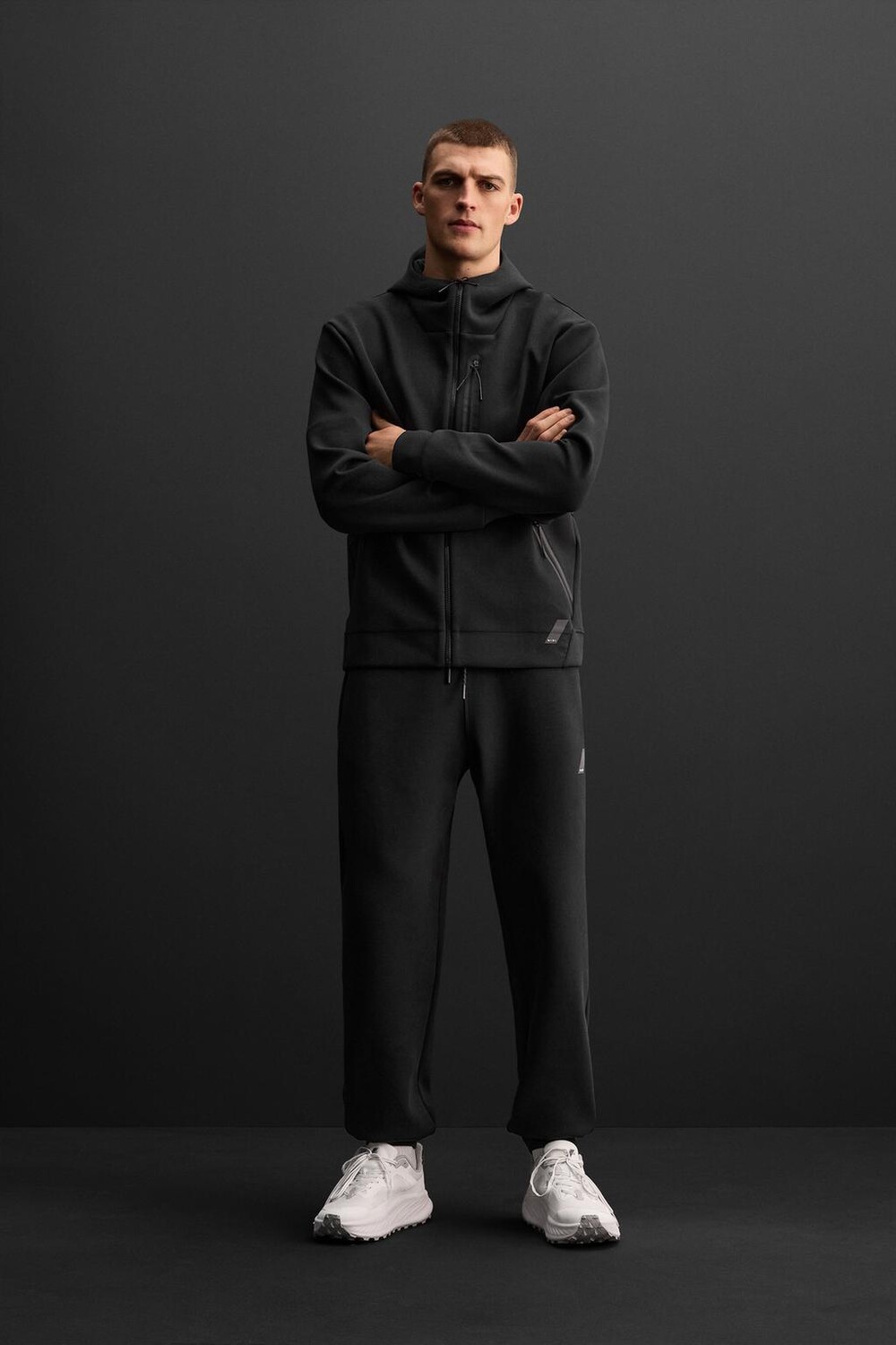 

Техническая толстовка на молнии ZARA, черный