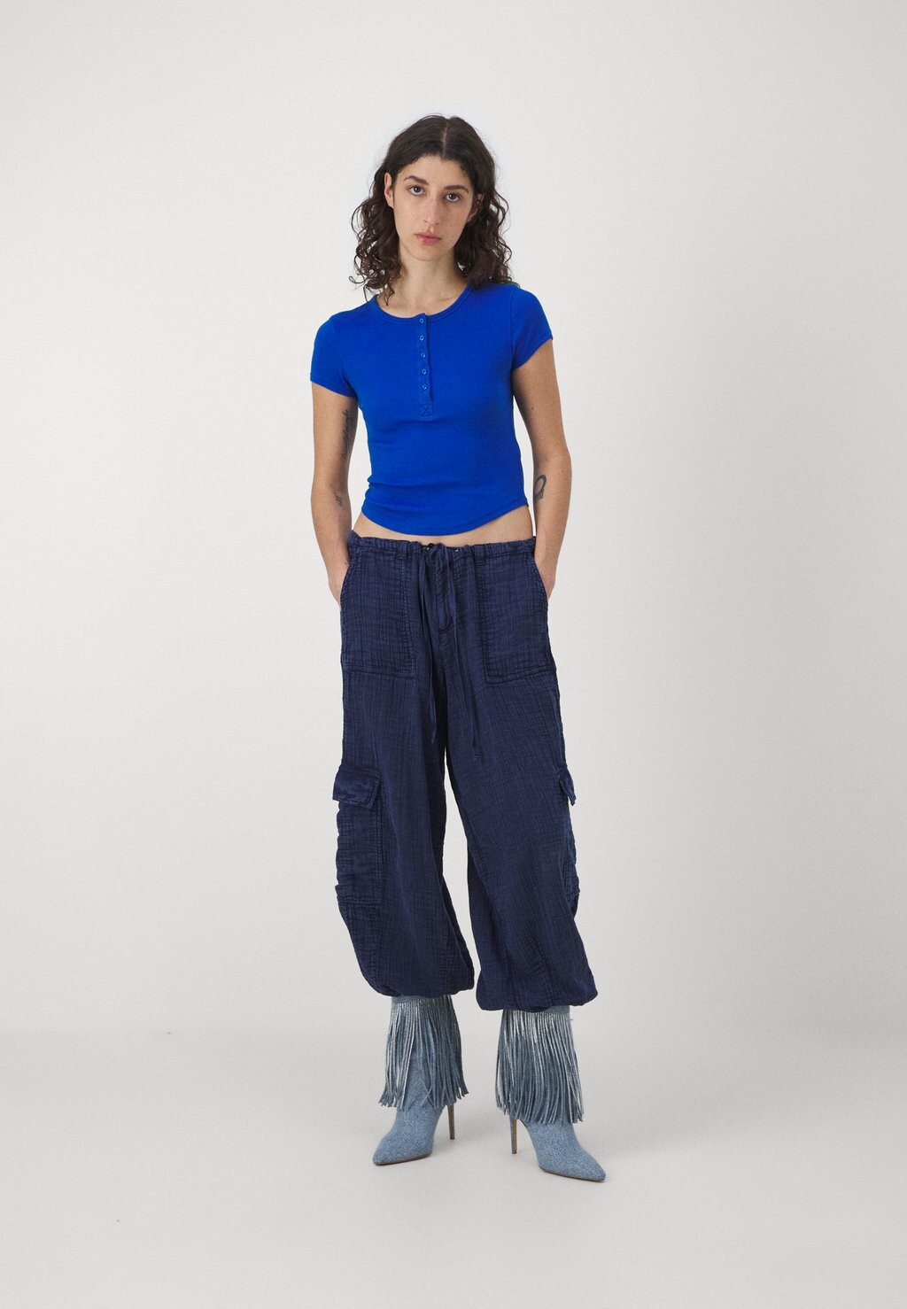 

Брюки-карго CRINKLE PANT BDG Urban Outfitters, синий