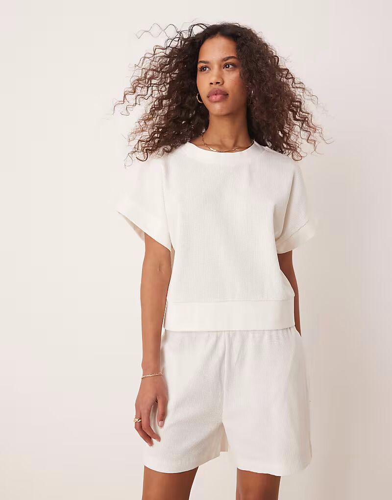 

Футболка ASOS DESIGN с объемным рубчиком и вафельным узором кремового цвета