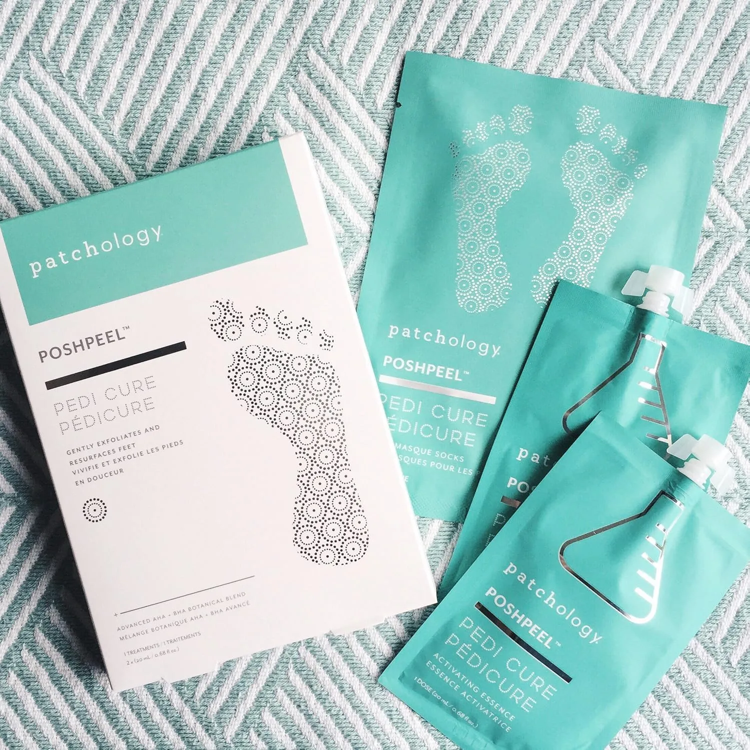 Patchology PoshPeel Pedi Cure - маска-пилинг для ног, отшелушивающая маска для ног, педикюрные носочки с глубоким отшелушиванием для нежной, как у младенца, принадлежности для ухода за ногами, 1 пара 1 штука (1 шт.) — фото 4