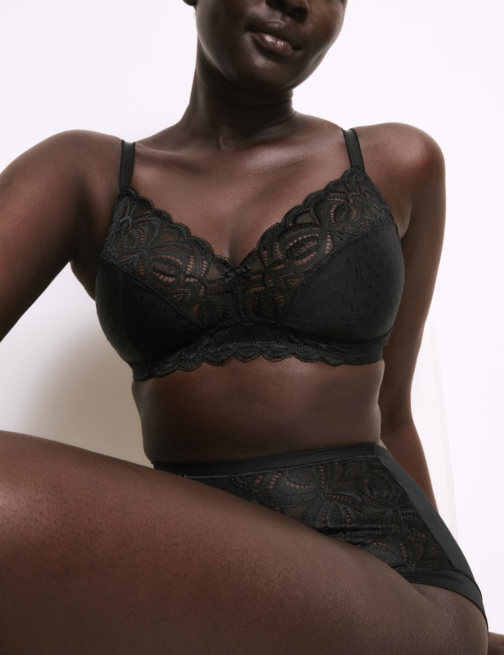 

Бюстгальтер Amelia Lace без косточек с полной чашкой Marks & Spencer, черный