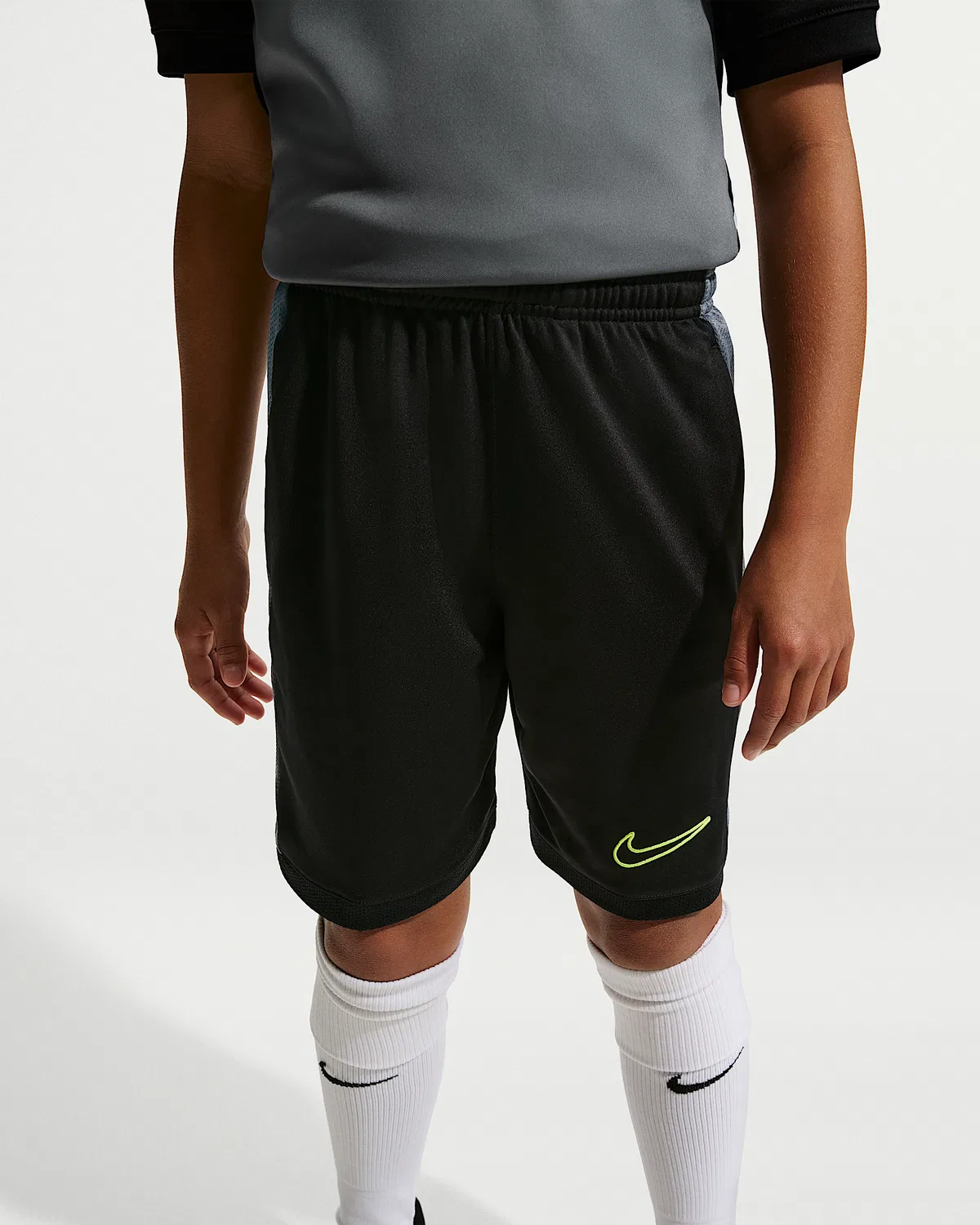 Детские футбольные шорты Nike Academy Dri-FIT, Black/Cool Grey/Volt — фото 2