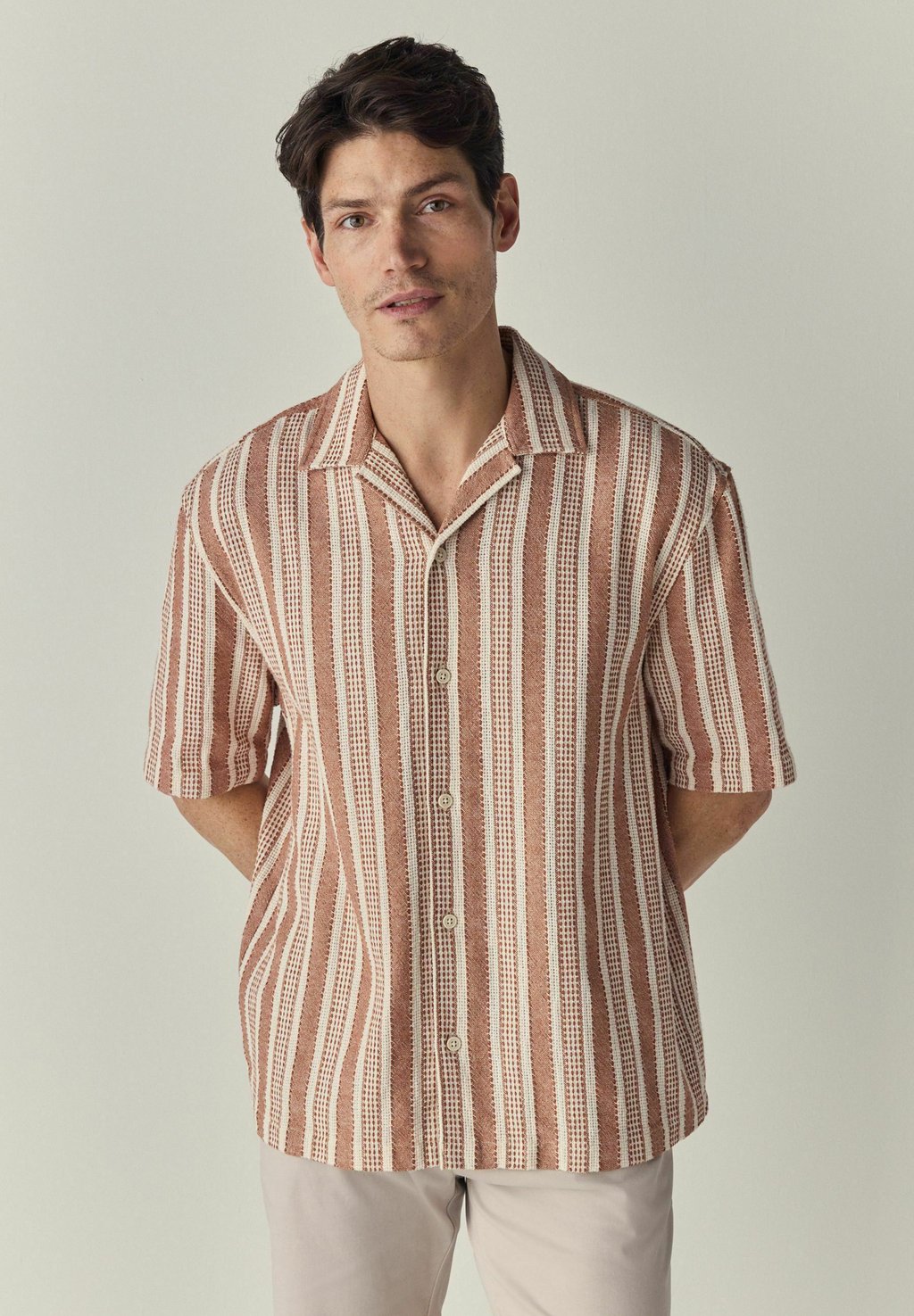 

Рубашка REGULAR FIT - TEXTURED STRIPE SHORT SLEEVE Next, красный