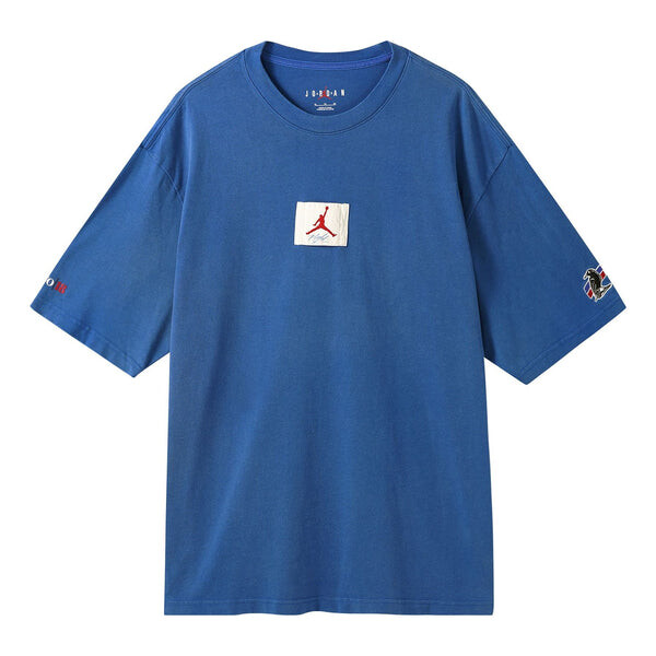 

Футболка Air Jordan x Two18 Logo Tee 'Blue', цвет team royal/gym red