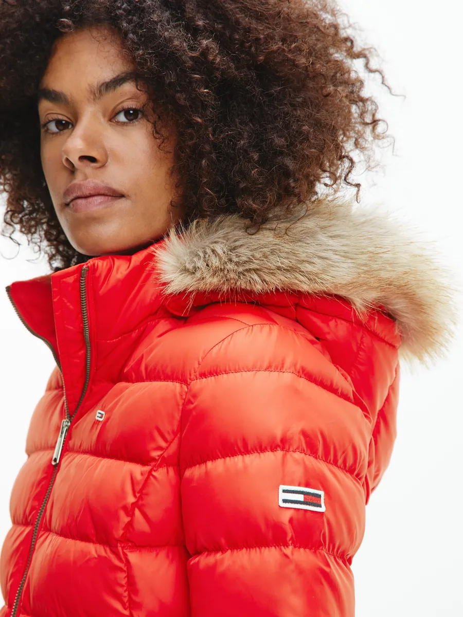 Пуховик Tommy Jeans "BASIC HOODED DOWN JACKET", с капюшоном, с искусственным мехом на капюшоне и флажком с логотипом Tommy Jeans, красный — фото 3