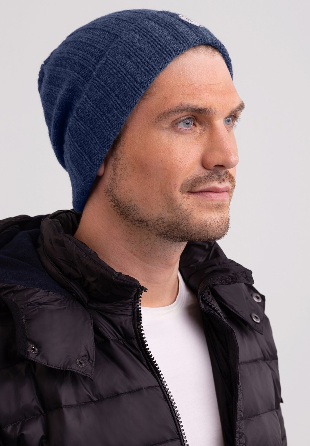 

Кепка CASH-MERE, синие джинсы