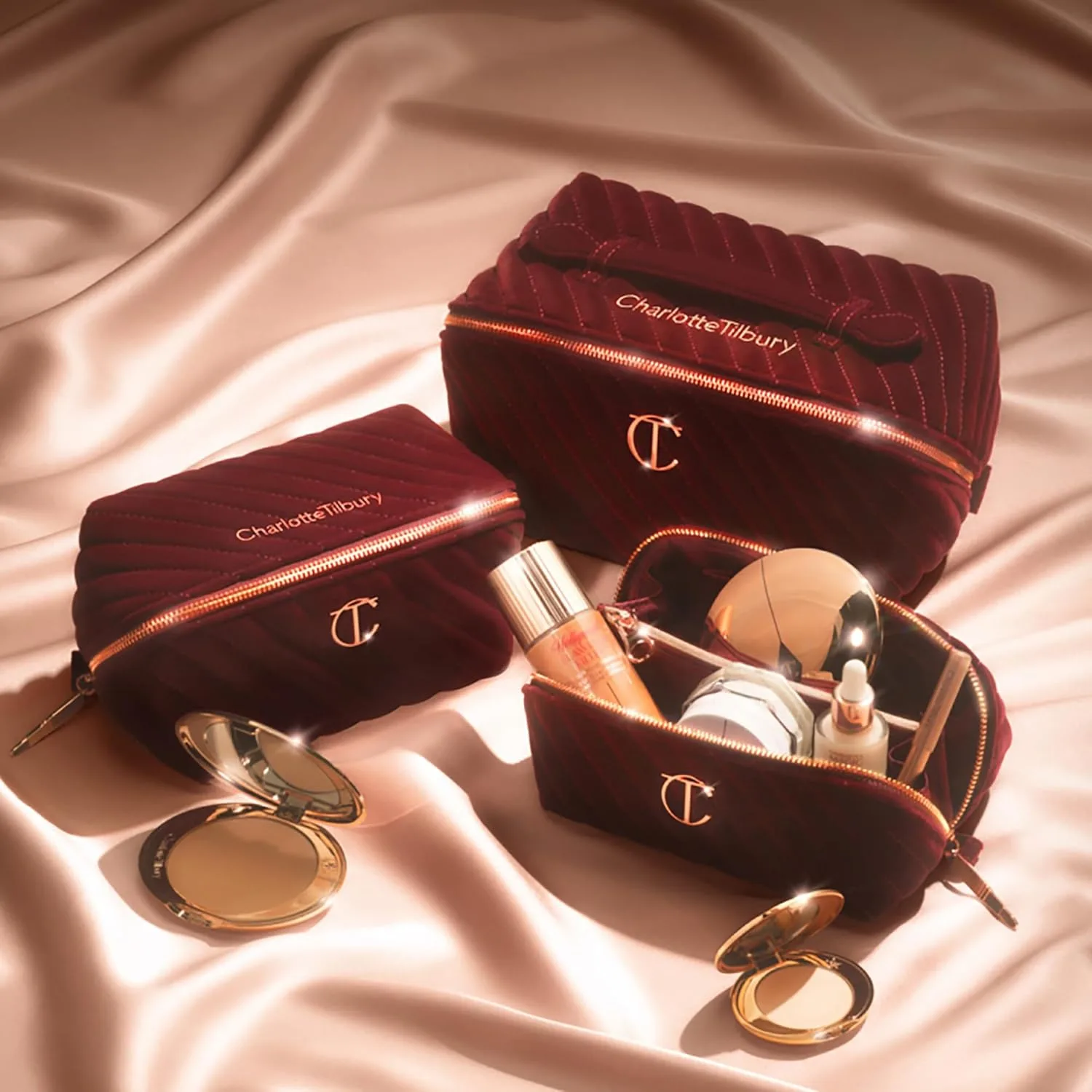 Charlotte Tilbury Travel Makeup Bag of My Dreams - стеганый вельветовый органайзер для ухода, парфюмерии и косметики с 5 отделениями, карманом на молнии и верхней ручкой - культовая косметичка Night Crimson Мини, Night Crimson — фото 3