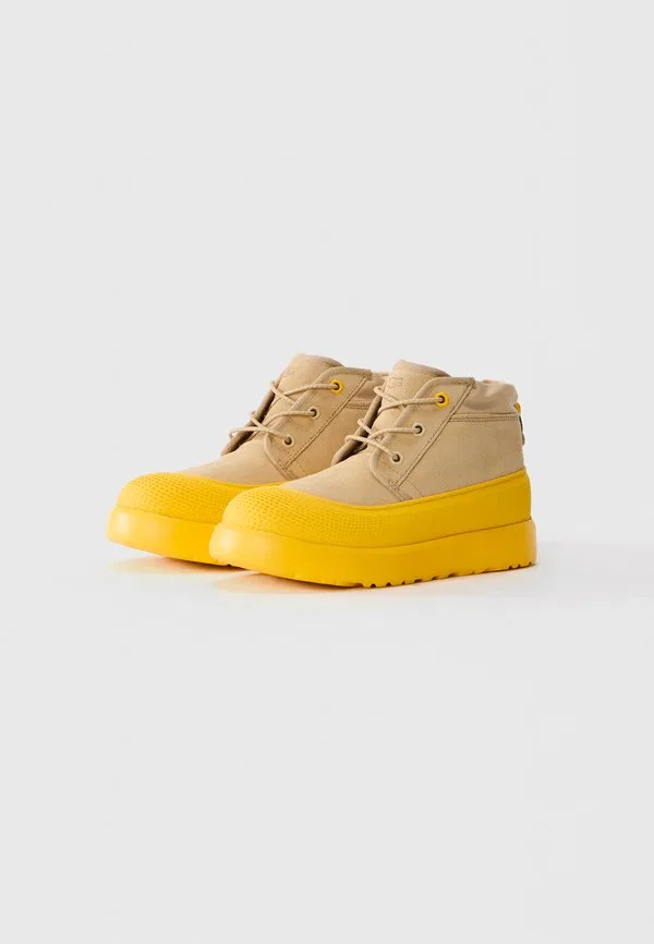 Ботинки neumel на шнуровке до щиколотки Ugg, Mustard Seed/Summer Wheat — фото 2