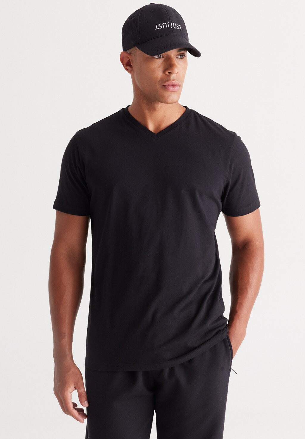 

Футболка базовая V NECK AC&CO / ALTINYILDIZ CLASSICS, цвет black