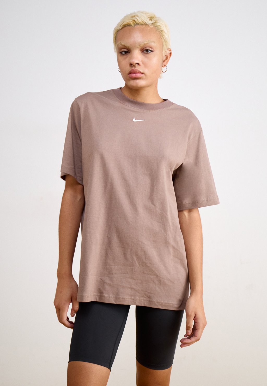 

Базовая футболка TEE Nike Sportswear, коричневый