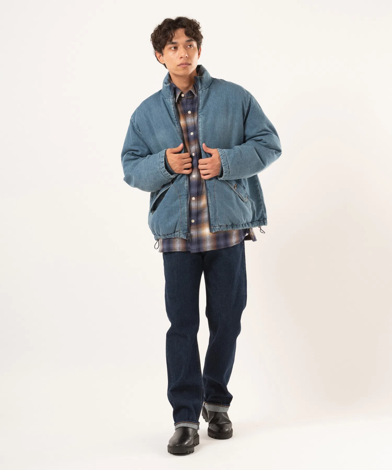 Короткая пуховая куртка Levi's BRIGGS, цвет индиго. — фото 4