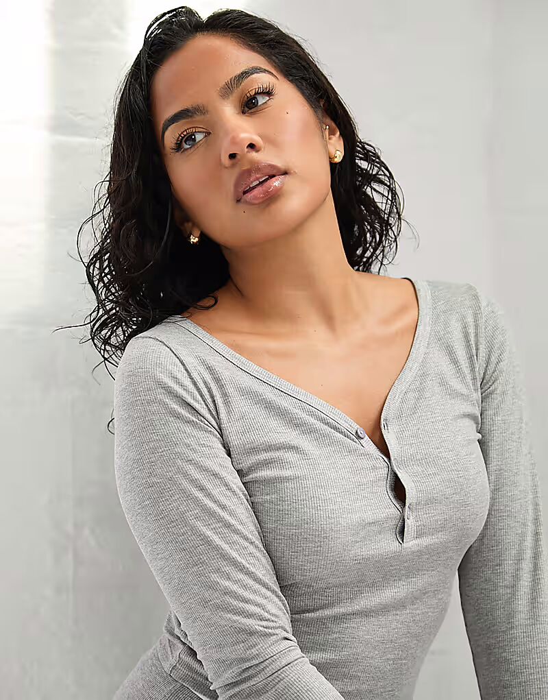 

Базовый топ Sunde из модала с длинными рукавами в рубчик серого цвета Sundé