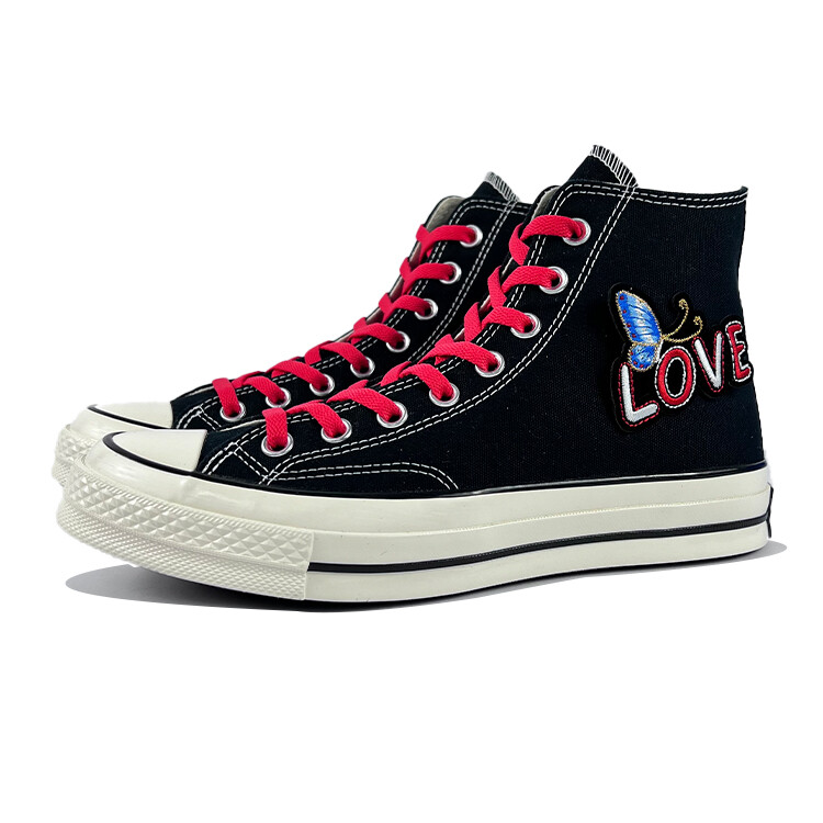 

1970-е годы. Кеды унисекс с высоким берцем, черные/белые/красные. Converse