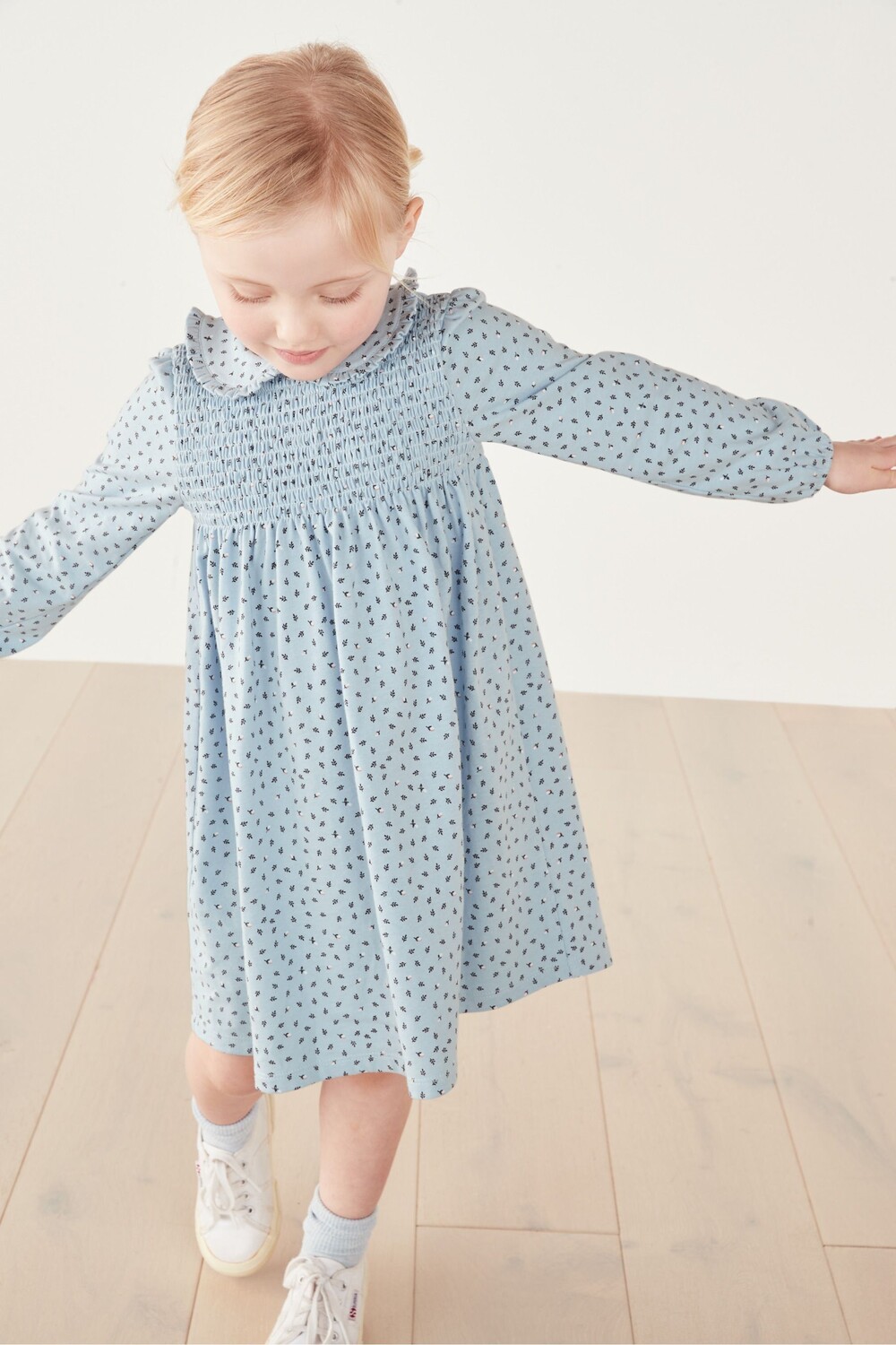 

Синее трикотажное платье с цветочным узором The White Company, синий