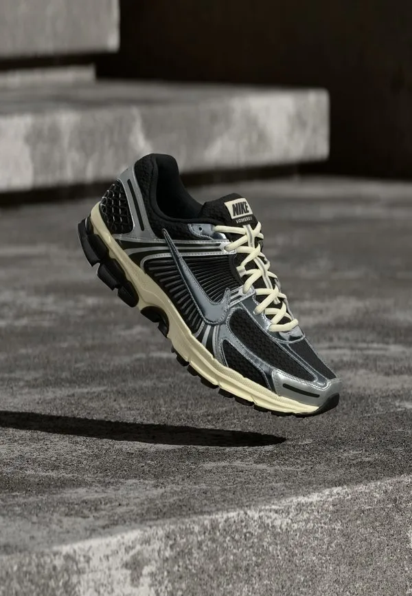 Кроссовки zoom vomero 5 se: черный/металлик, серебристый/кокосовое молоко/белый Nike Sportswear, Black/Metallic Silver-Coloured/Coconut Milk/White