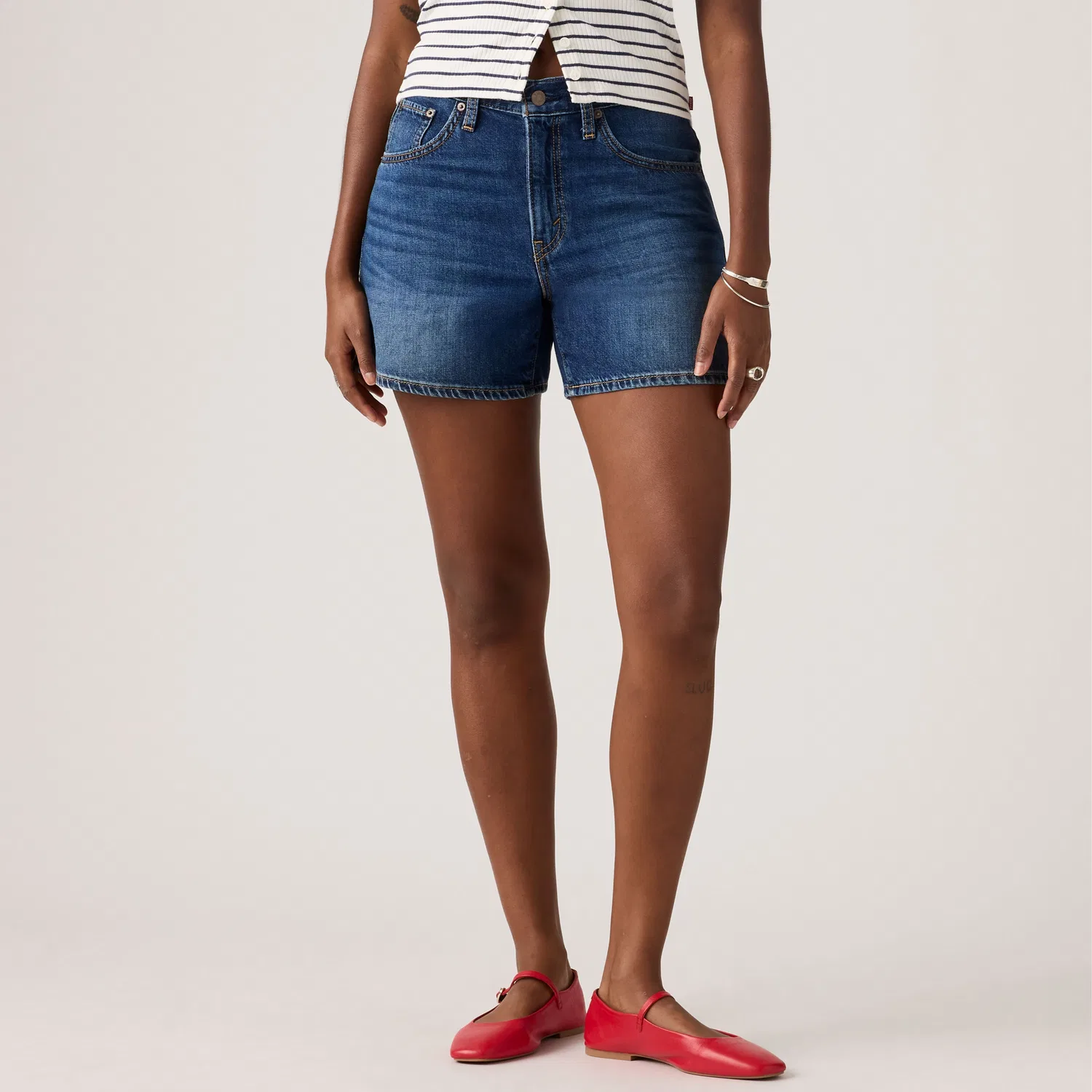 Легкие женские шорты средней длины с затяжкой Levi's, Medium Wash — фото 2