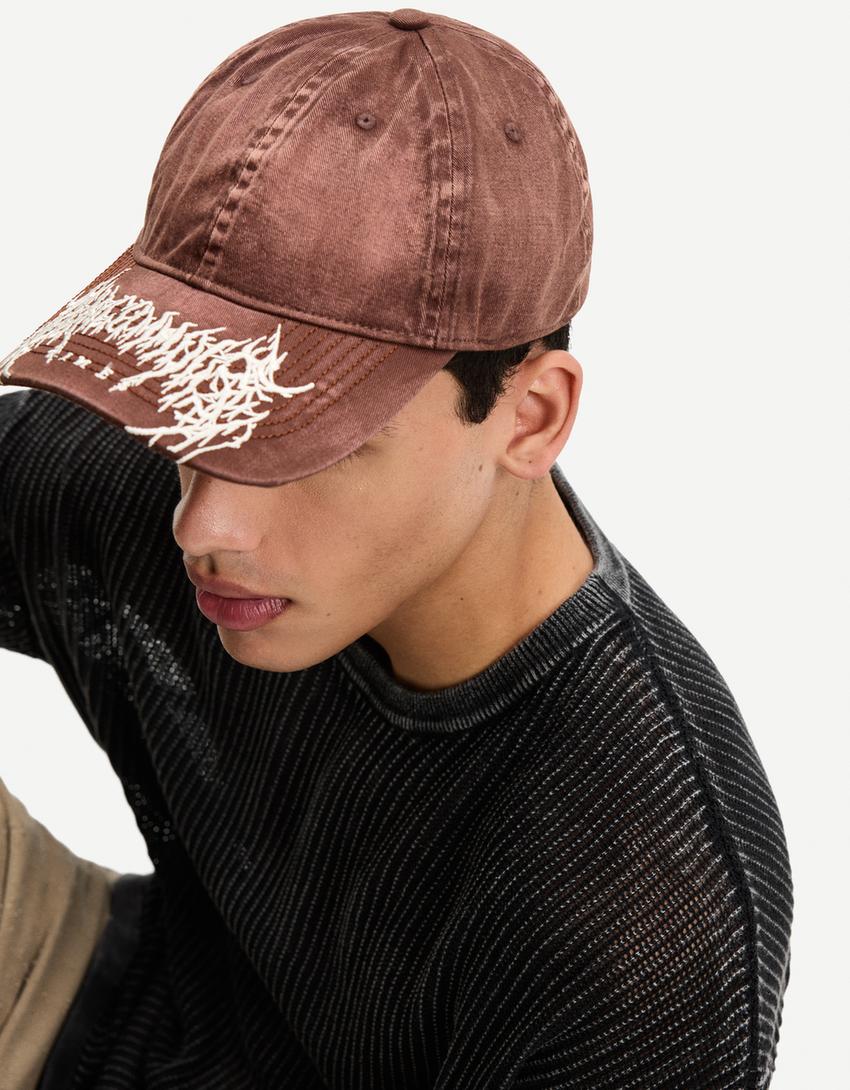 

Вышитая шапка Bershka, коричневый