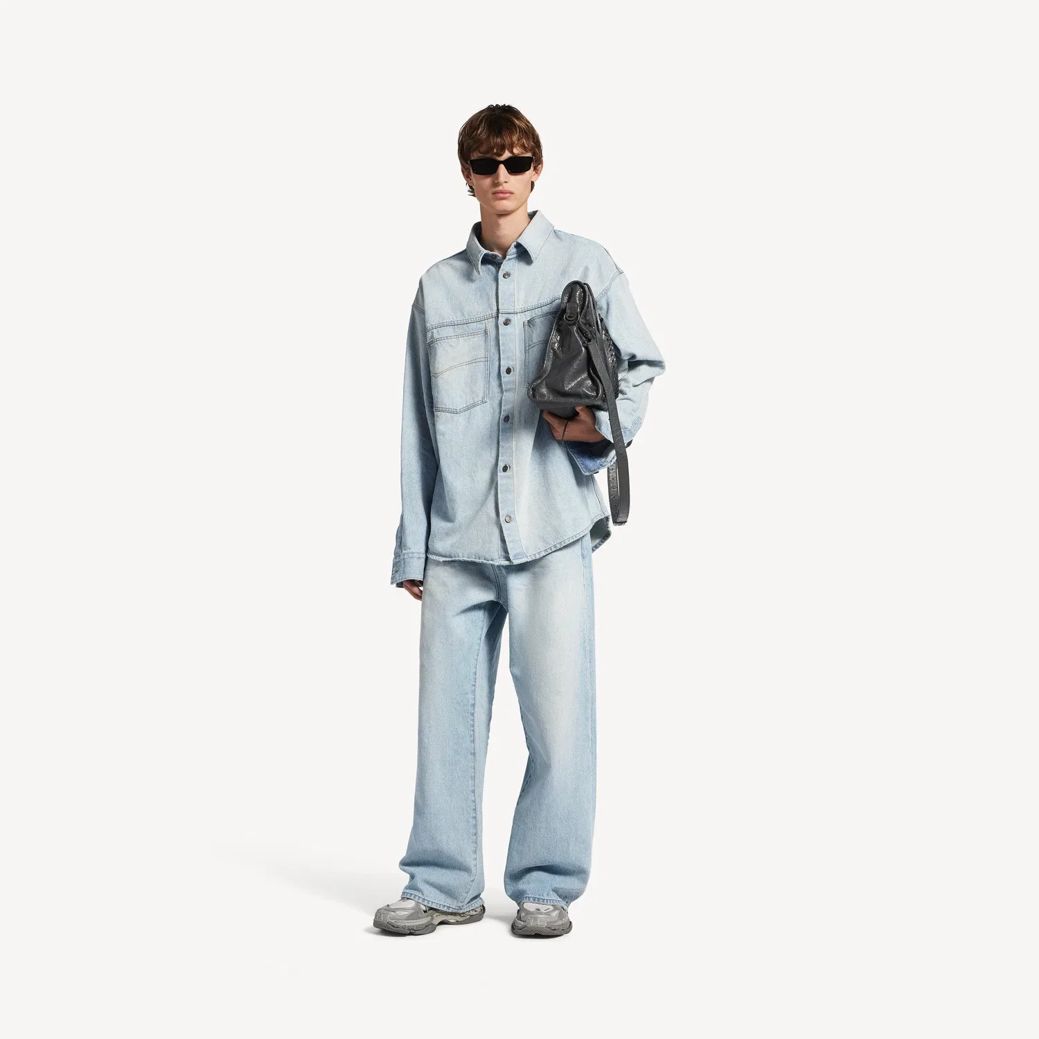 Мужская джинсовая рубашка с длинным рукавом, светло-голубая BALENCIAGA, голубой — фото 2