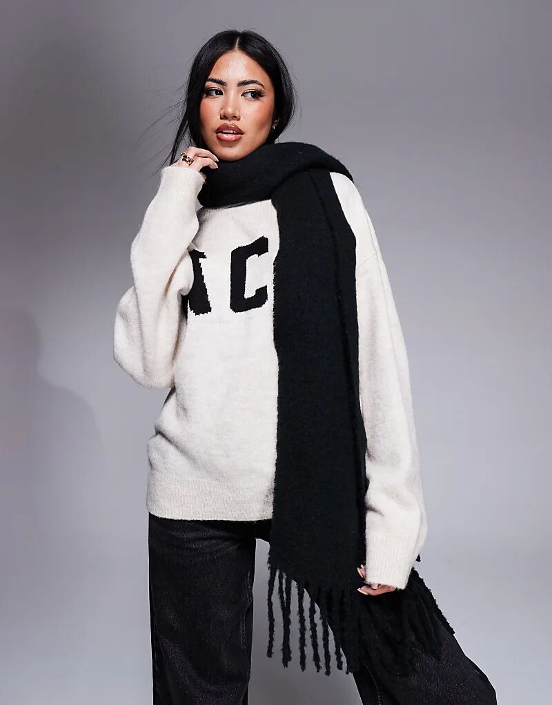 

Пушистый шарф-одеяло Weekend Collective со значком черного цвета ASOS WEEKEND COLLECTIVE