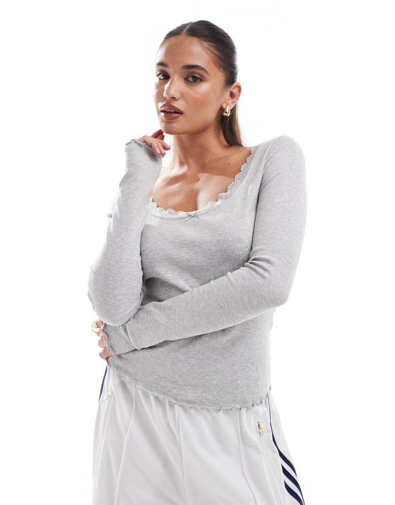 

Серая футболка с длинными рукавами и кружевным вырезом ASOS DESIGN