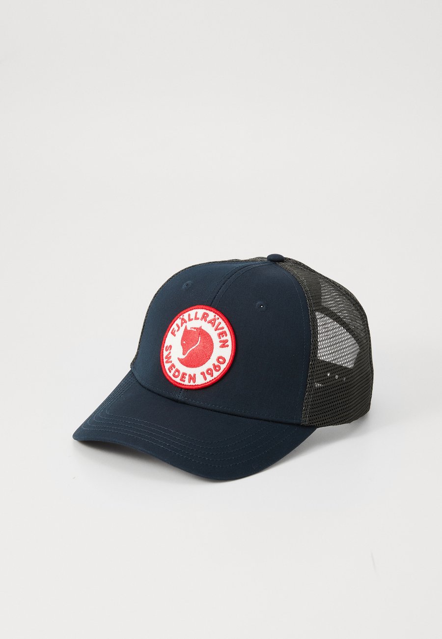 

Бейсболка Fjällräven 1960 LOGO LÅNGTRADARKEPS UNISEX, Dark Navy/Dark Blue