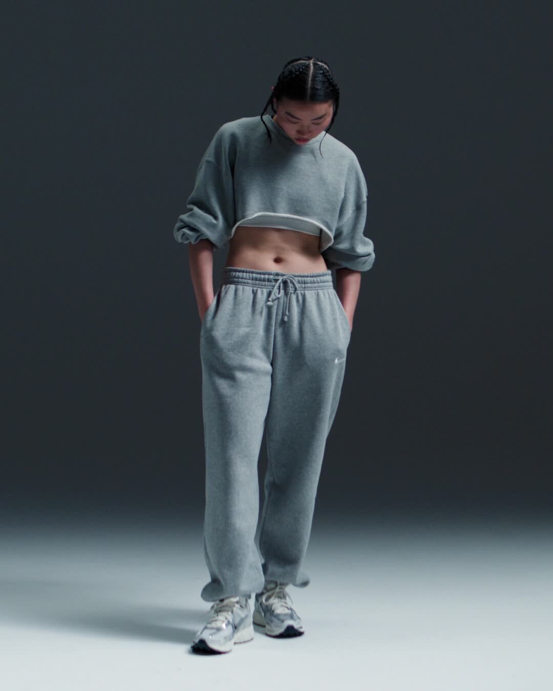 Спортивные брюки Nike Sportswear Phoenix Fleece, цвет Dark Grey Heather/Sail — фото 2