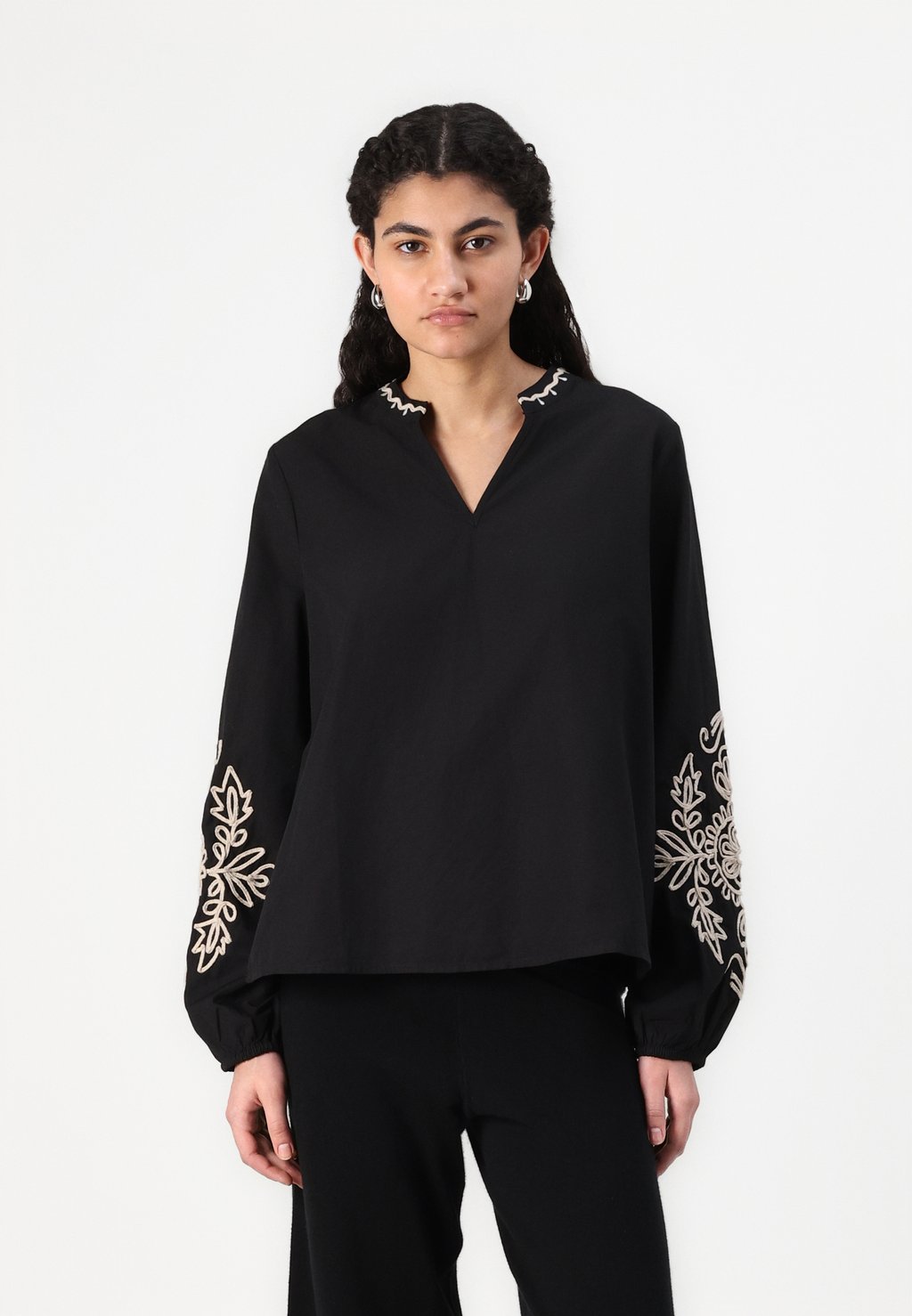 

Блуза ONLMIA V NECK ONLY, черный