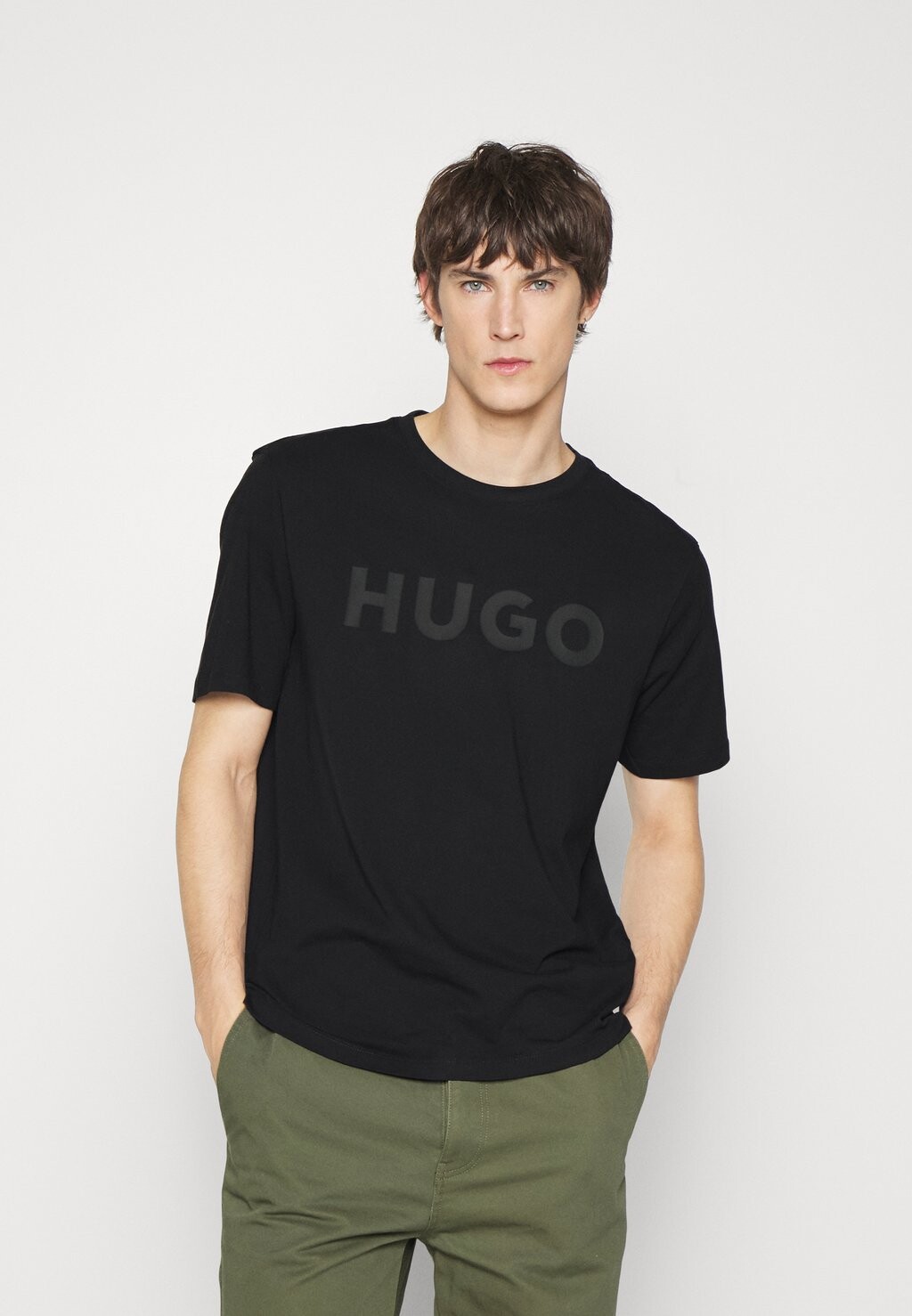 

Футболка с принтом HUGO, черный