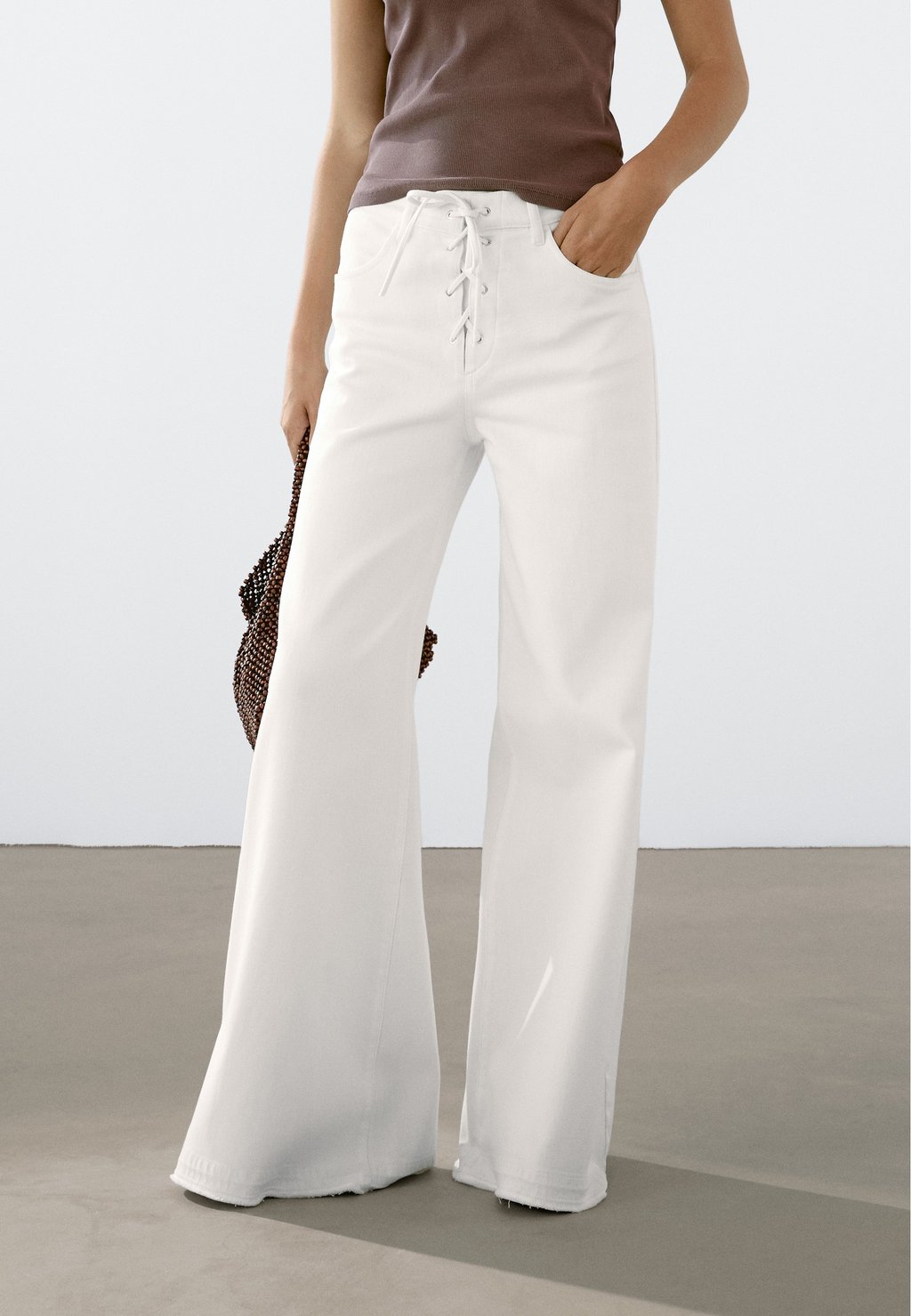 

Расклешенные джинсы FLARE FIT WITH LACE-UP DETAIL Massimo Dutti, белый