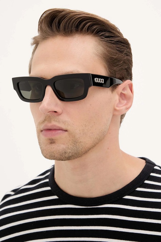 

Солнцезащитные очки Gucci, черный