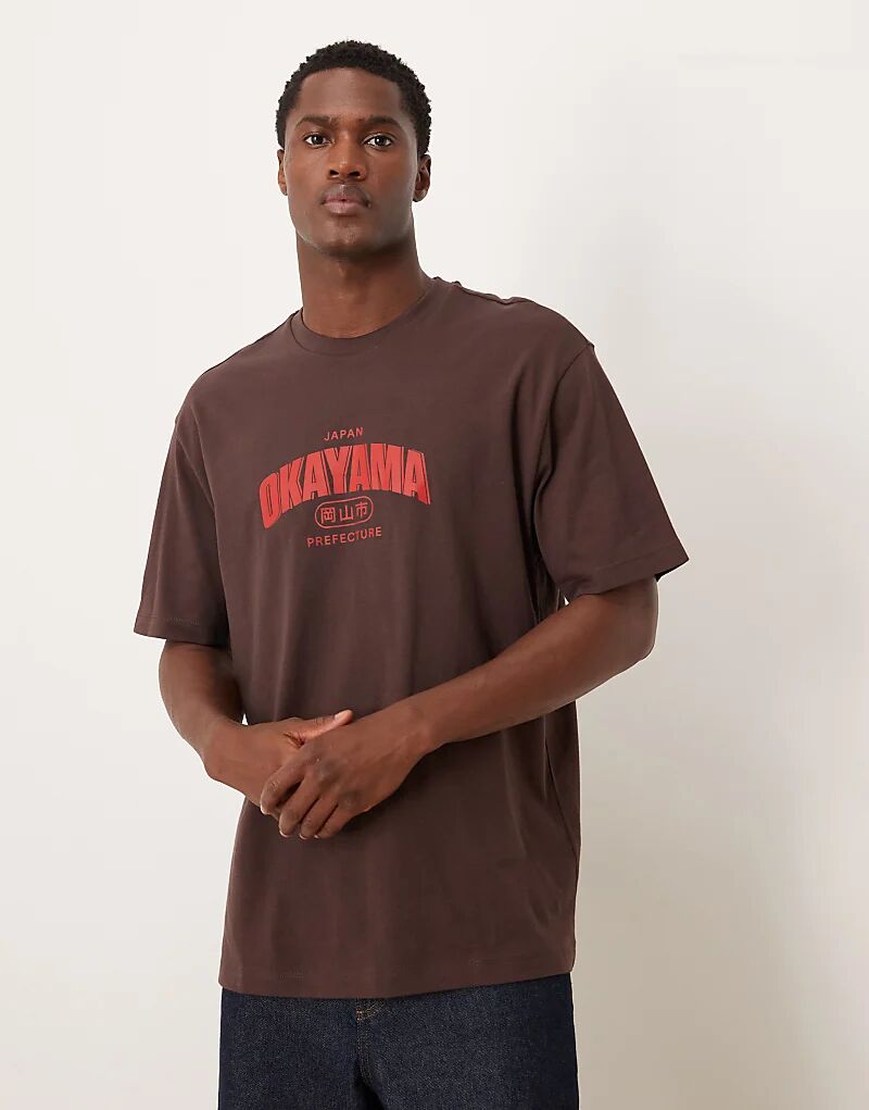 

Свободная футболка ASOS DESIGN с городским принтом коричневого цвета