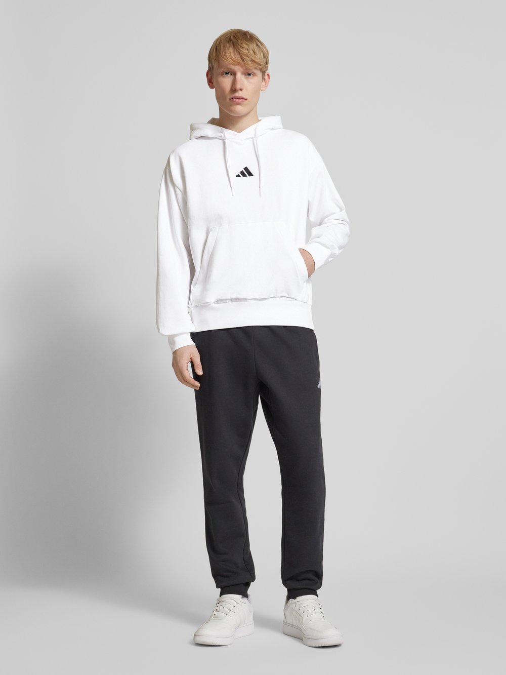 

Толстовка с капюшоном и этикеткой ADIDAS SPORTSWEAR, белый
