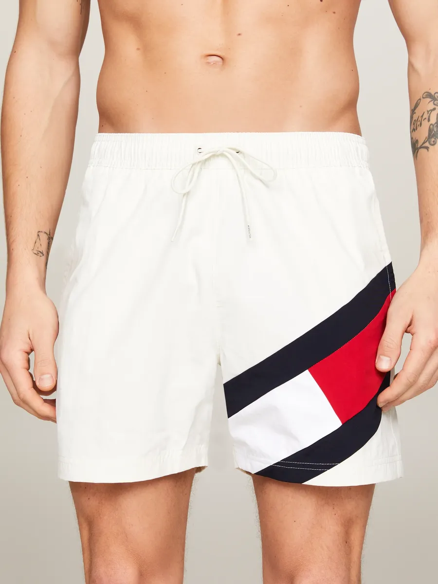 

Купальные шорты Tommy Hilfiger Swimwear "SF MEDIUM DRAWSTRING", с большим логотипом, слоновая кость