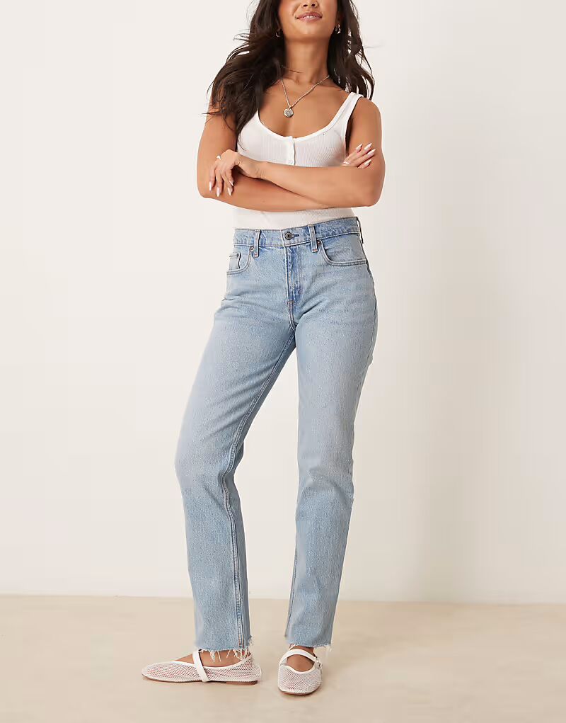

Abercrombie & Fitch Curve Love, прямые джинсы средней посадки в стиле 90-х, светло-синяя отделка