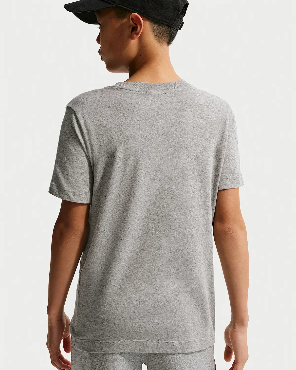 Детская футболка Nike Sportswear, Dark Grey Heather/White/University Red — фото 2