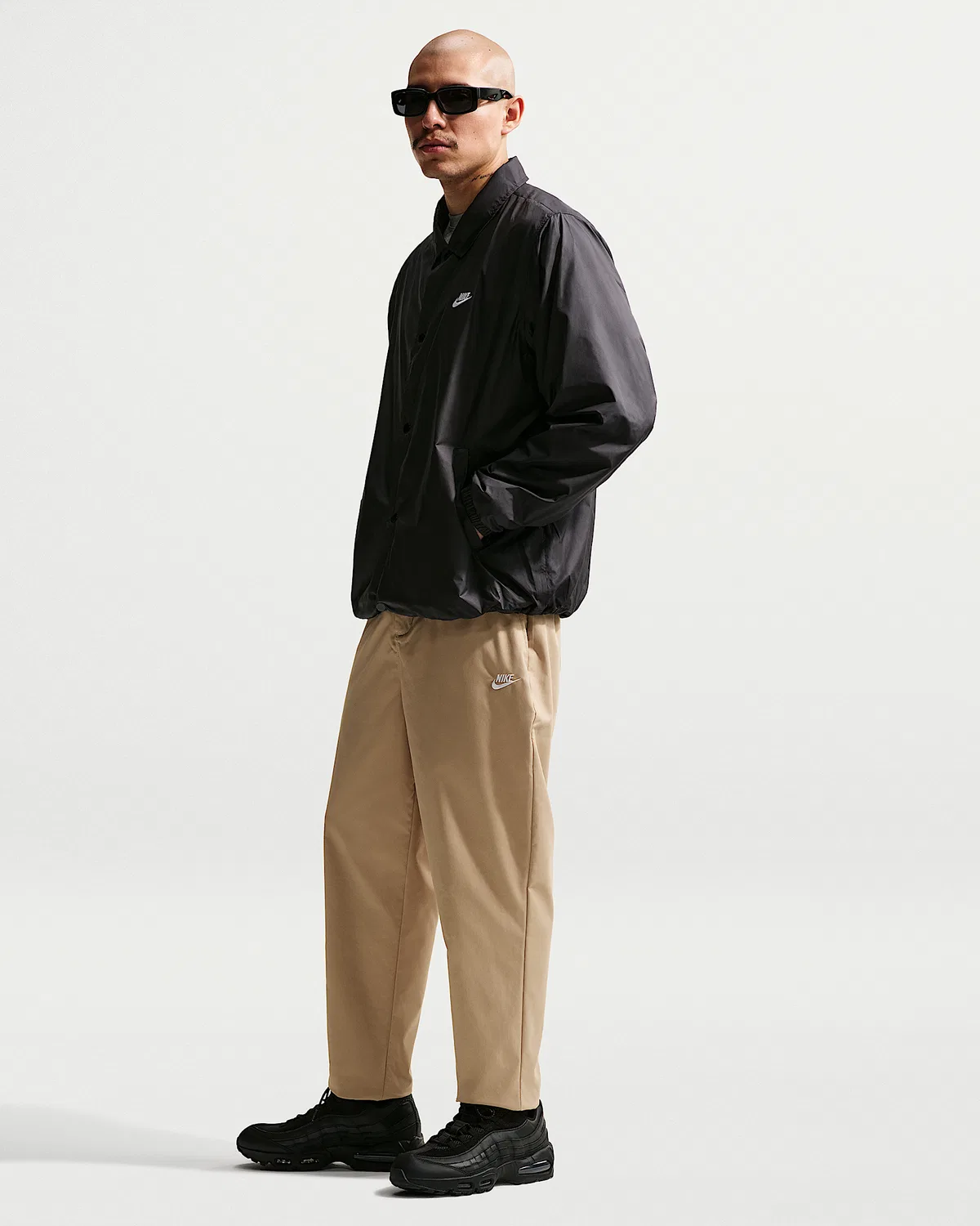 Мужские тканые зауженные брюки Nike Club, Parachute Beige/White — фото 4