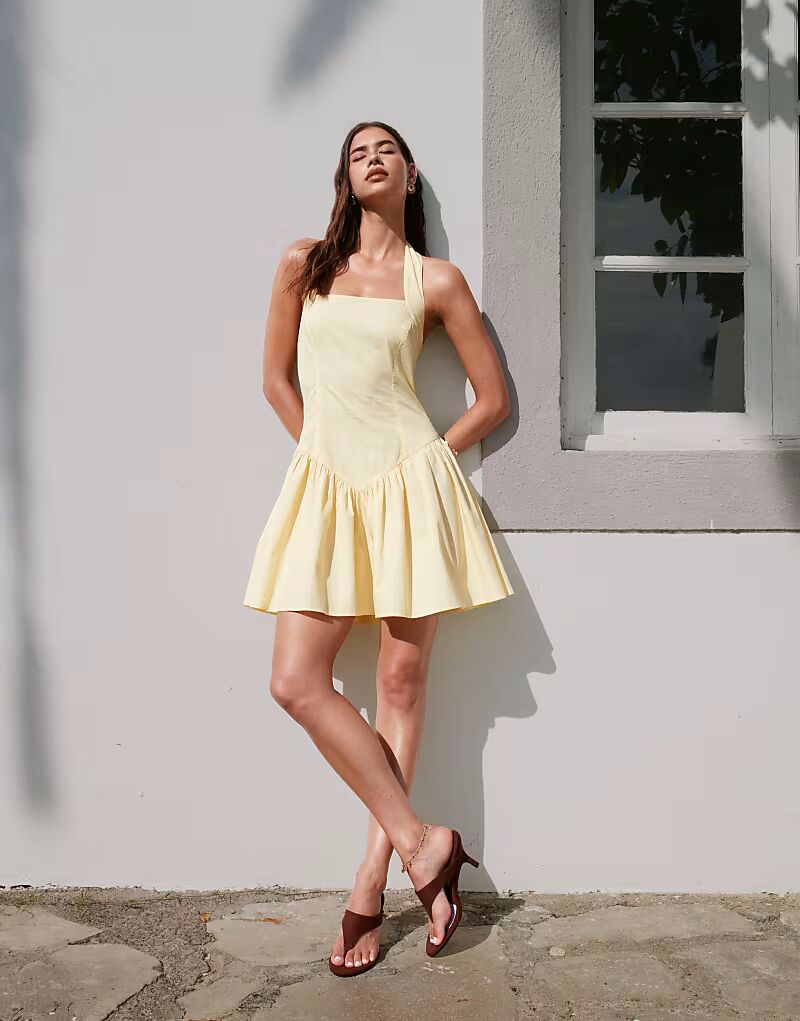 

Мини-платье ASOS DESIGN с бретелью через шею и оборкой по низу лимонного цвета