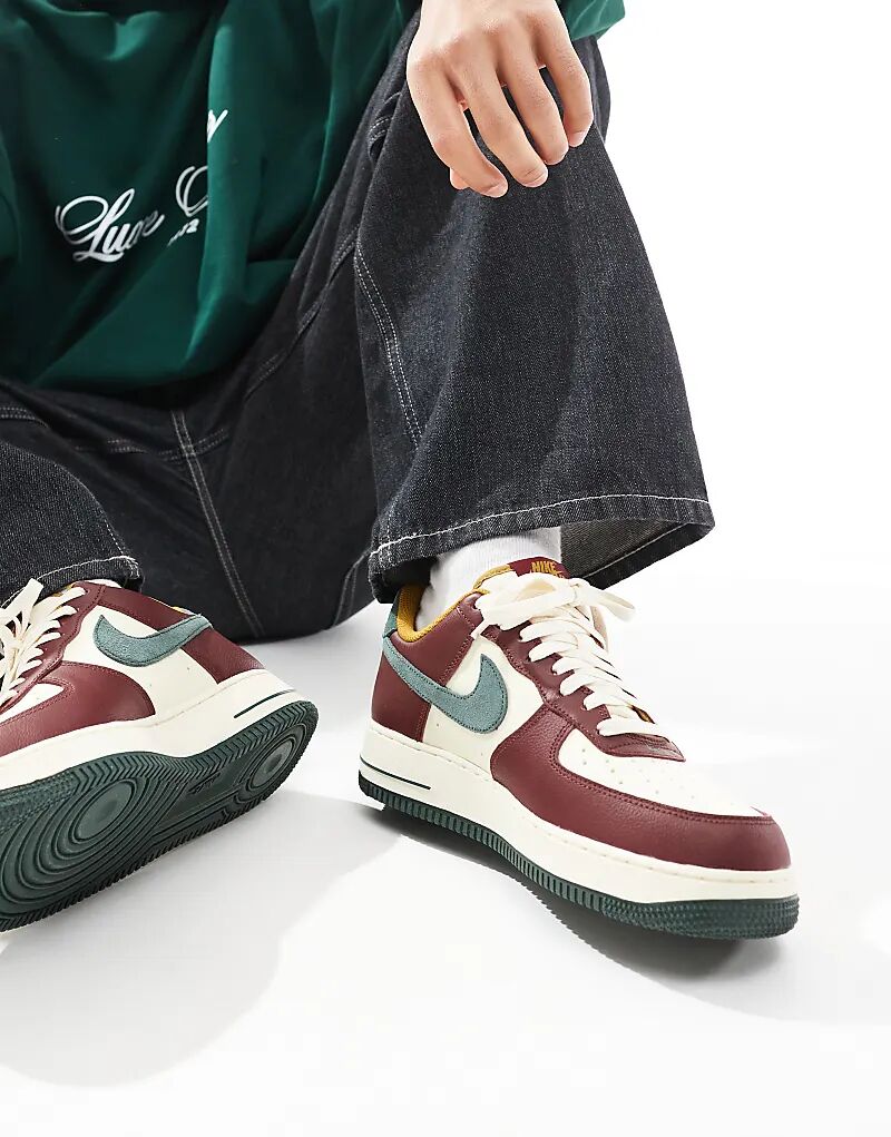 

Кроссовки Air Force 1 '07 LV8 красного, зеленого и парусного цветов Nike