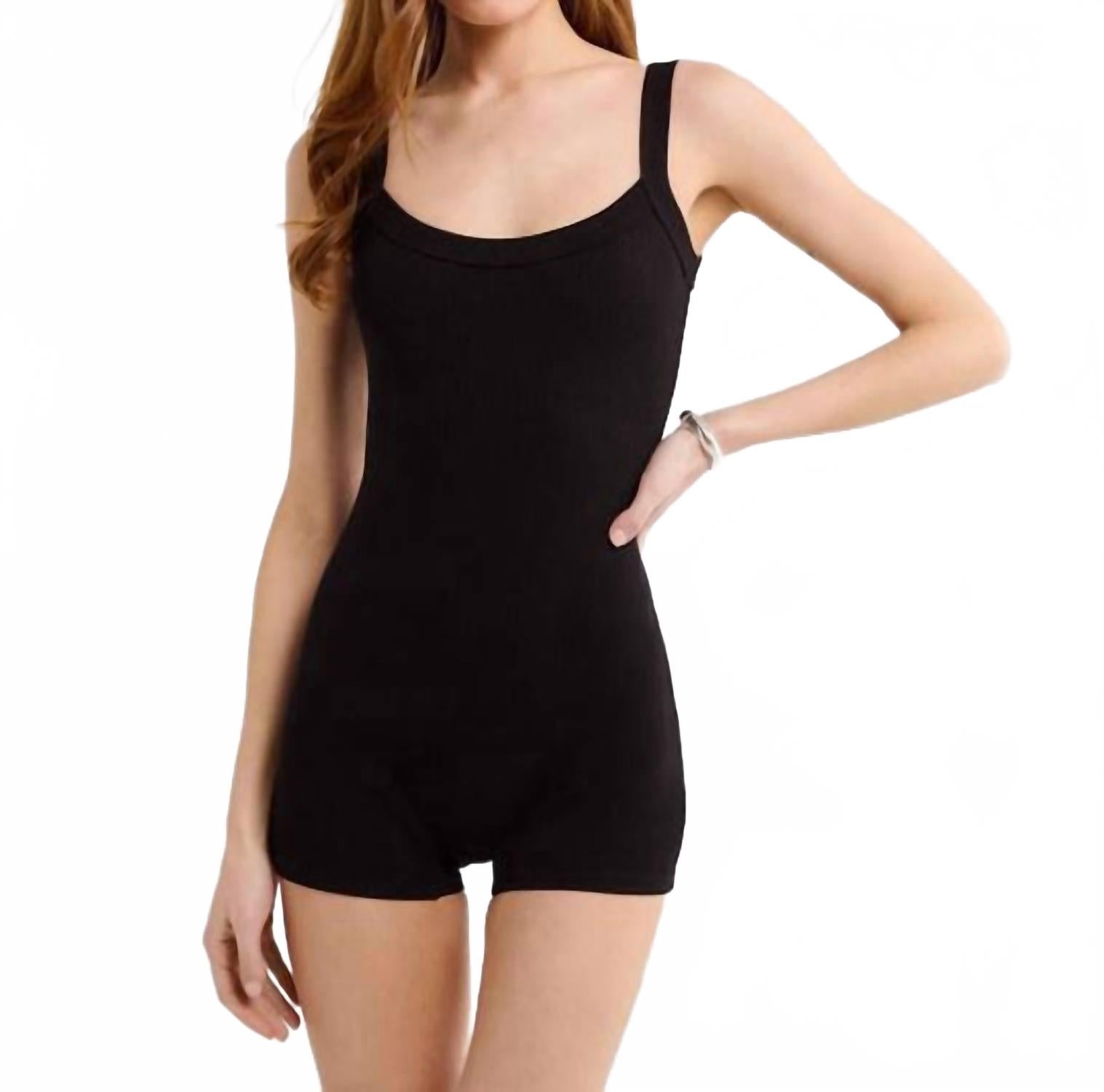 

Воскресный комбинезон в черном цвете Rumored