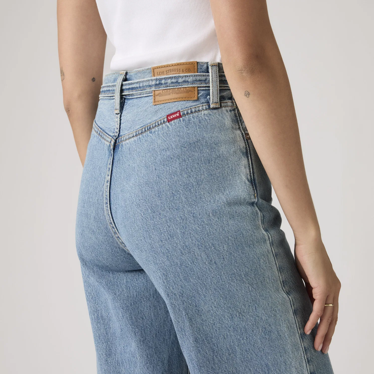 Женские джинсы с широкими штанинами и поясом, подчеркивающие фигуру Levi's, Medium Wash — фото 2