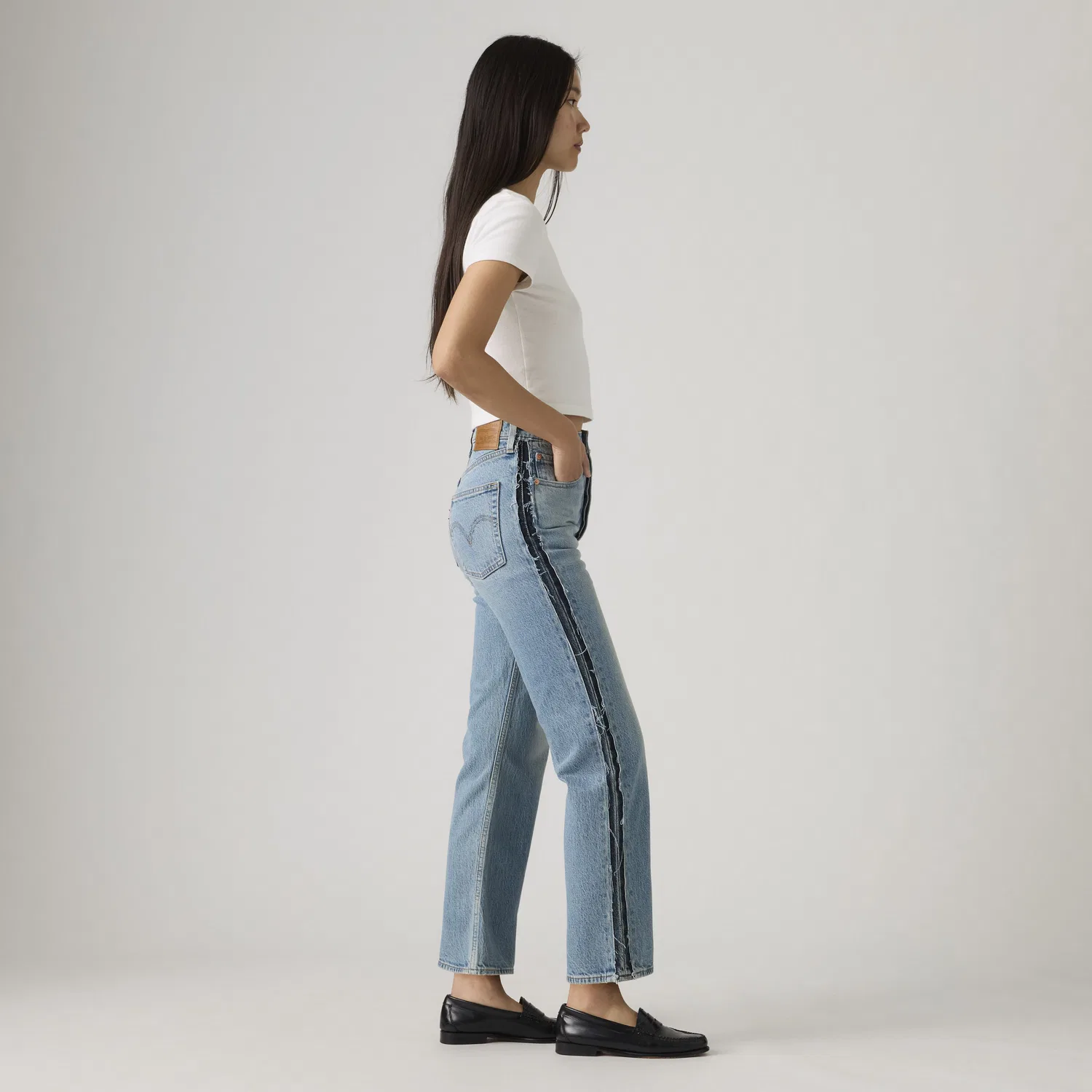 Женские джинсы с рваными элементами и укороченной талией Levi's, Medium Wash — фото 4