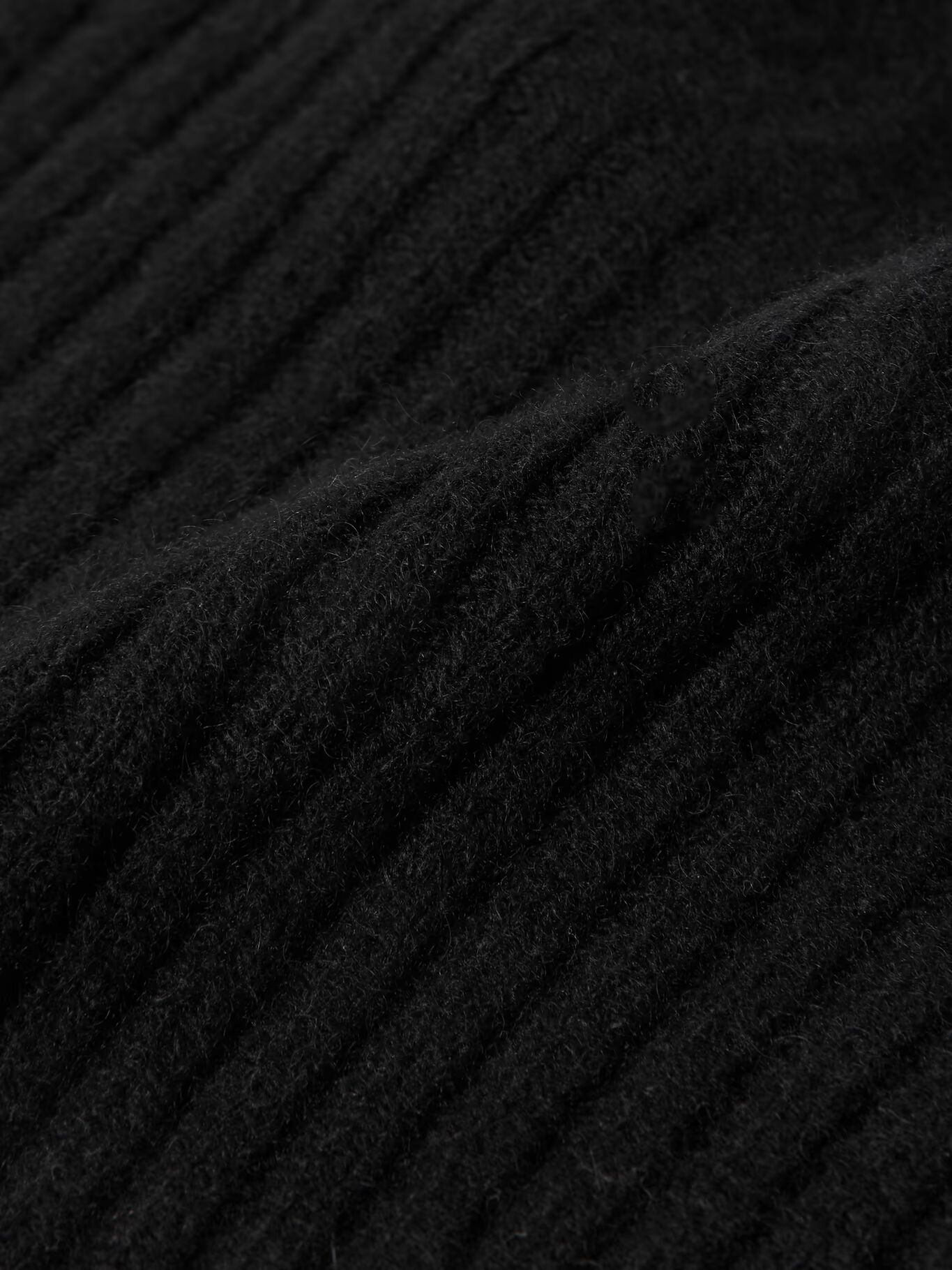

Кашемировая шапка в рубчик ALLUDE, черный