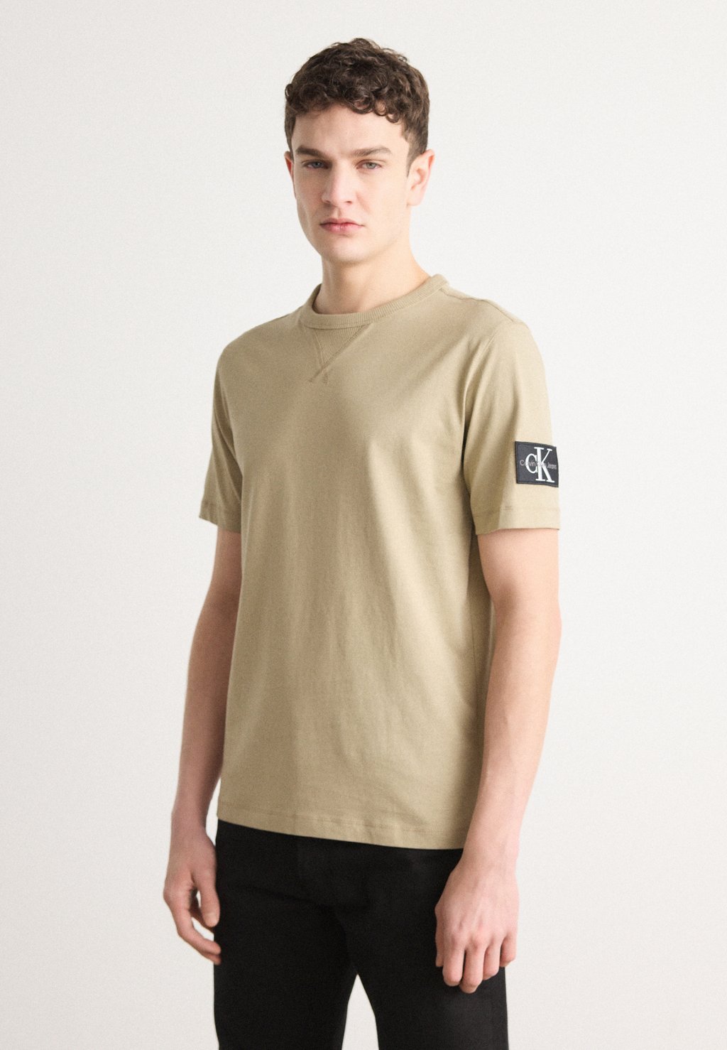 

Базовая футболка BADGE REGULAR TEE Calvin Klein Jeans, светло-коричневый