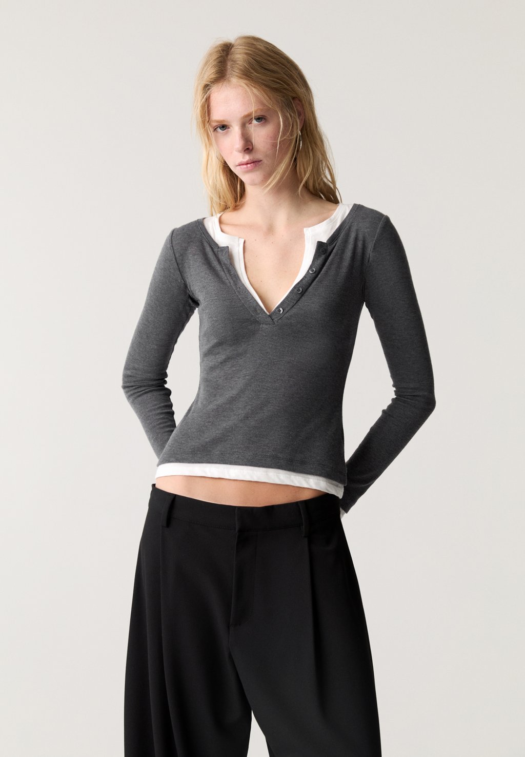 

Топ с длинными рукавами DOUBLE-LAYER PULL&BEAR, темно-серый