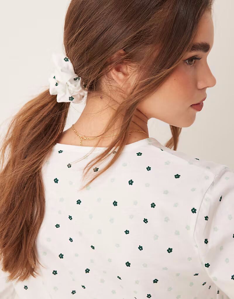 

Пижамный топ с длинными рукавами и хенли ASOS DESIGN в зеленом цвете с резинкой для волос
