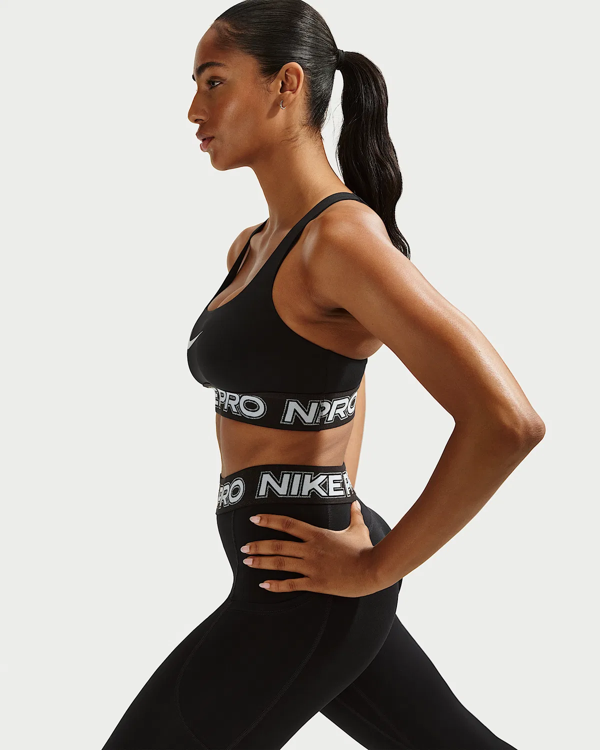 Женский спортивный бюстгальтер Nike Pro с легкой поддержкой без поролона, Black/White/Metallic Silver — фото 3
