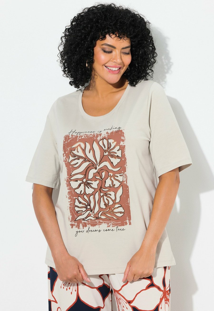 

Футболка Ulla Popken FLOWER SHORT SLEEVE TEE, Grey Beige/Beige, Серый, Футболка Ulla Popken FLOWER SHORT SLEEVE TEE, Grey Beige/Beige