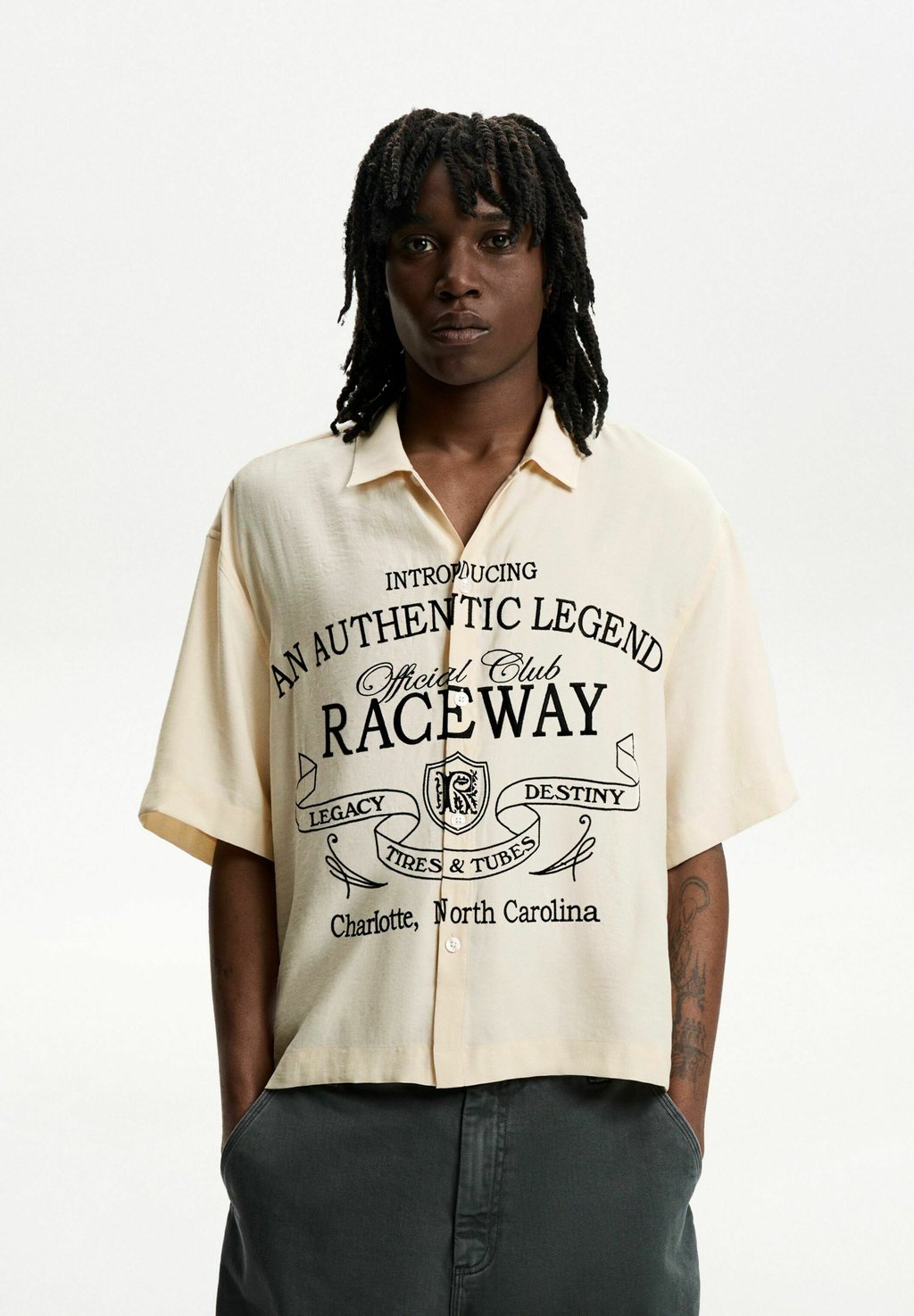 

Рубашка CROPPED EMBROIDERED SHORT SLEEVE Bershka, песочный
