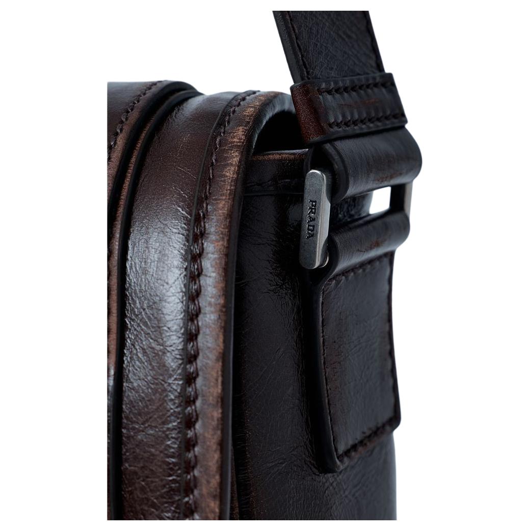PRADA Кожаная кросс-боди сумка мужская brown — фото 3