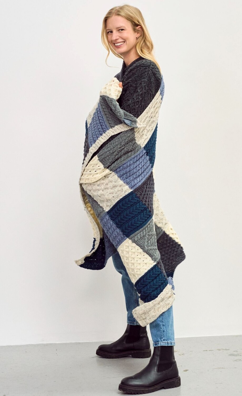 

Плед в стиле пэчворк Aran Woollen Mills, бежево-синий
